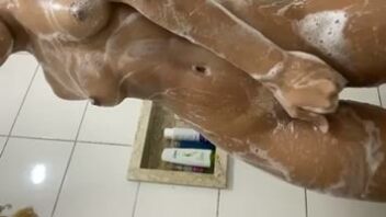 Assista de graça o vídeo da Rakel Silva fazendo um banho sensual totalmente sem roupa.