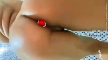 Emilly Souza com um plug anal na bunda em vídeos privados gratuitos.