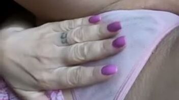 Vídeo de Luiza Ambiel mostrando calcinha de forma provocante para Close Friends
