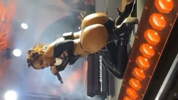 Assista de graça Anitta usando um biquíni cavado dançando e mostrando o seu bumbum em um espetáculo.