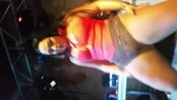 Este vídeo mostra uma mulher Melancia bucetinha apertada no short enquanto dá um show