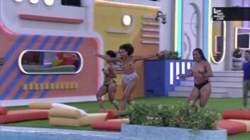Jessilane Alves, Natalia Deodato e Linn foram flagradas pulando sem blusa na piscina durante o BBB22.