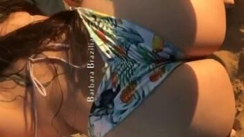 Barbara Brazilian mostrando sua bunda gostosa rebolando de biquíni cavado.
