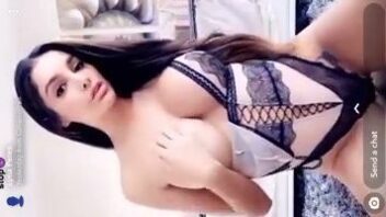 Veja vídeos gratuitos da gata dos peitos grandes Lyna Perez usando lingerie sensual.