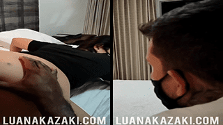 Luana Kazaki do OnlyFans sendo estimulada no ânus enquanto o parceiro assiste