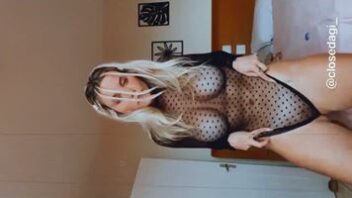 Vídeos de Giovanna Genesini exibindo seus peitos grandes