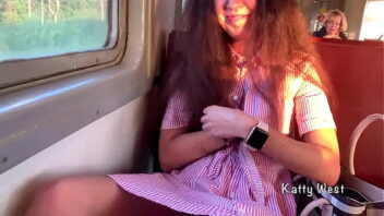 Novinha safada masturbando estranho no trem