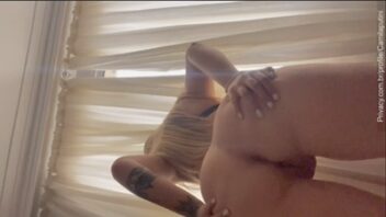 Assistir aos vídeos da Camila Putini mostrando a bunda e abrindo o bumbum.