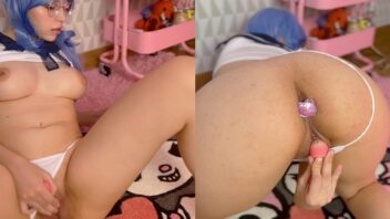 Mayumin Cosplay se divertindo com um vibrador