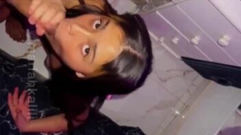 Vídeos de sexo oral da Marih Kalili, chupando e olhando para a câmera