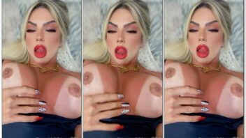 Debora Gomes exibindo os peitos avantajados com expressão provocante