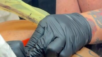Andressa Urach fazendo uma tatuagem no bumbum enquanto faz sexo