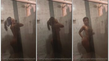 Aline Amorim curtindo um banho relaxante sem roupa