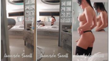 A youtuber Amanda Smell foi flagrada em uma produção de conteúdo adulto com uma ruiva em um ambiente privado