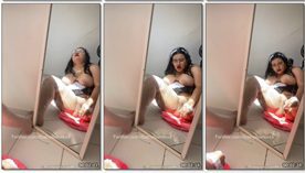 BabySamixxx, uma garota cheinha sexy, se exibindo em frente ao espelho e chegando ao orgasmo