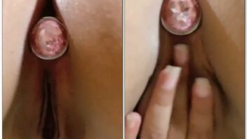 Novinha safada da Btsste se masturbando com um plug no bumbum