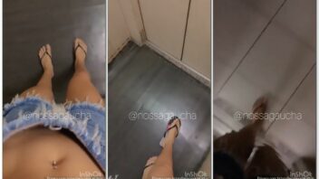 Dieni Gaúcha mostrando seu privacy no elevador do prédio