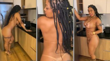 A celebridade Rosiane Pinheiro dançando sem roupa na sua própria cozinha