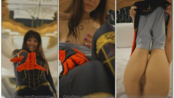 Webcam girl Franjinha se masturbando com um vibrador vestida como Homem-Aranha