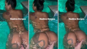 Gata Nadine Borges fazendo striptease na piscina enquanto recebe carinho do parceiro