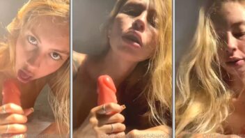 Giselia Bianca caprichando no sexo oral com o brinquedinho enquanto gravava um vídeo