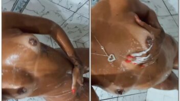 Livia Vitória do OnlyFans em um vídeo se ensaboando durante o banho