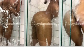 Lizy Donato deixando a água correr enquanto curte seu banho com muito estilo, dando um close no bumbum no box do banheiro
