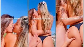 Nanda Cassuriaga é flagrada dando beijo em amiga sem roupa em barco