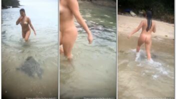 Jovem de 18 anos exibindo seu corpo sem roupas e mostrando suas bucetinha em um local público na praia