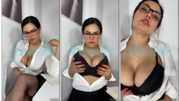 Sofia Silva, a morena sensual, mostra seu corpão usando uma fantasia de secretária bem provocante