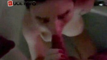 Deborah Peixoto fazendo um boquete de joelhos com o pau na boca