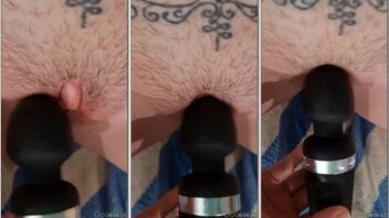 Doce Hot soltando gemidos excitantes enquanto usa um vibrador no clitóris empolgado