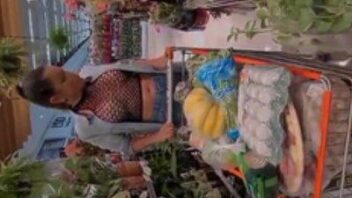 Agatha Mama chamou atenção no TikTok, mostrando os peitos no supermercado