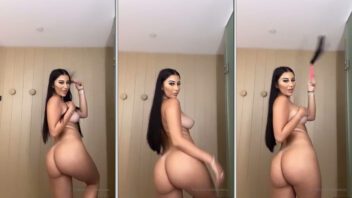 Mikaela Testa, que é muito famosa no OnlyFans, foi flagrada em um vídeo privado dando chicotadas em seu bumbum.