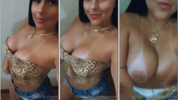 Fabi Duarte arrasando e exibindo os lindos peitos dourados