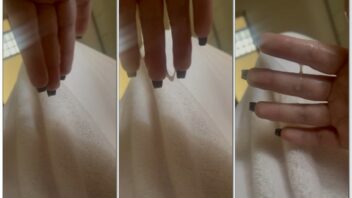 Fabricia Freitas mostrando seus dedos ensopados em um momento de prazer
