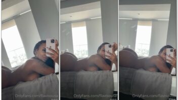 Flaviane Souza arrasando com um nude exibindo o bumbum gigante deitada na cama