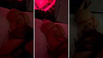 Mikaela Testa, a musa do OnlyFans, deitada de barriga para baixo na cama com bumbum empinado e usando uma calcinha sensual