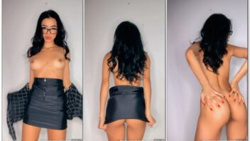 Itamara Flores mostrando tudo em um sexy striptease como secretária.