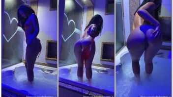Jheni Lima fazendo um nude revelando tudo no banho