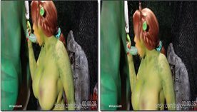Juliette Michele fantasiada de Fiona se divertindo com o Shrek na cama