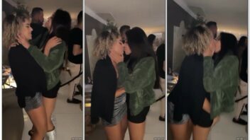 Karlyane Menezes trocando beijos com uma colega gata em um evento exclusivo