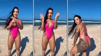 Morena Brena Barbosa dançando de forma sensual na praia com um maiô bem cavado no bumbum