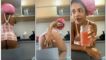 Nega Barbie, a famosa morena, exibe seu privacy na cozinha de casa