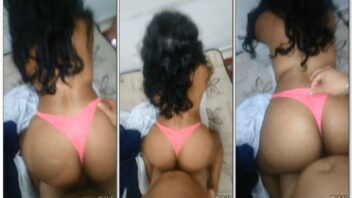 Morena gostosa com lingerie rosa sendo gravada em uma posição excitante