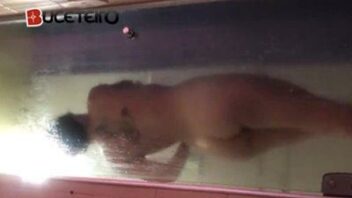 Vídeos de Erica Moutinho sensualizando no chuveiro