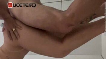 Debora Peixoto gravou vídeos picantes no YouTube dando uma rapidinha no banheiro.