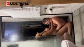 Veja os vídeos de sexo da Paty Doce fazendo amor no chuveiro