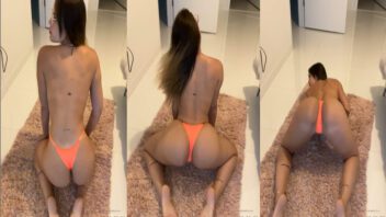 Gaby de Paula, conhecida no OnlyFans, dança sensualmente no chão da sala usando apenas uma calcinha marcando bem o bumbum