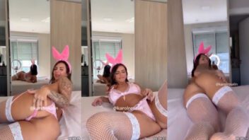 Karol Rosalin mostra seu lado sensual usando calcinha de coelhinha e revelando sua intimidade